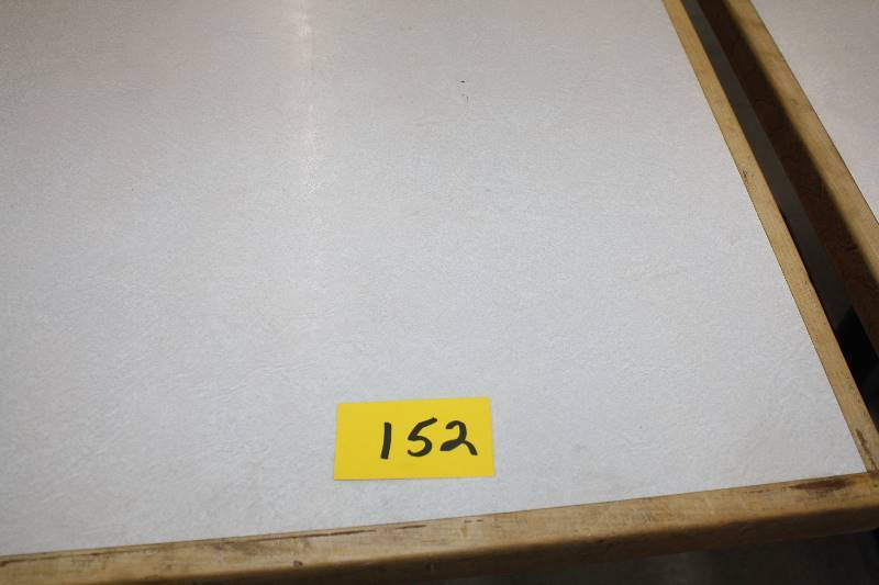 lot 152 image: Table45.5x29.5x30