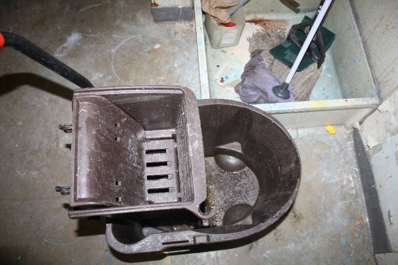 lot 258 image: Brown Mop Bucket and Ringer