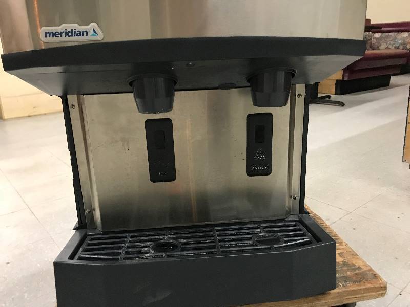 lot 32 image: Ice Maker and Water Dispenser