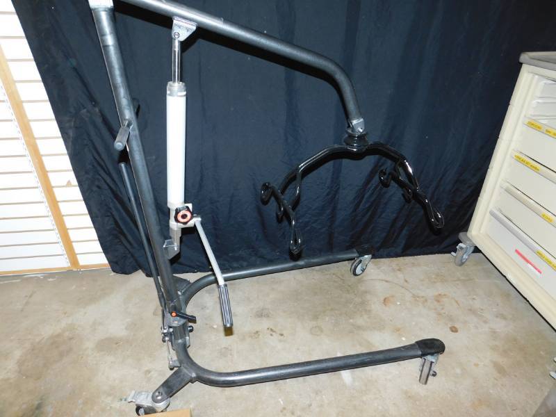 lot 3 image: Hydraulic Patient Lift On Four Casters