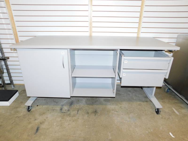 lot 4 image: Grey Medical Cart On Wheels
