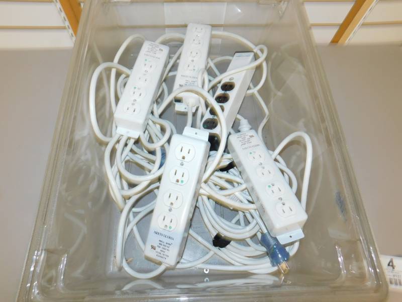 lot 5 image: Five 12 Foot Power Cords