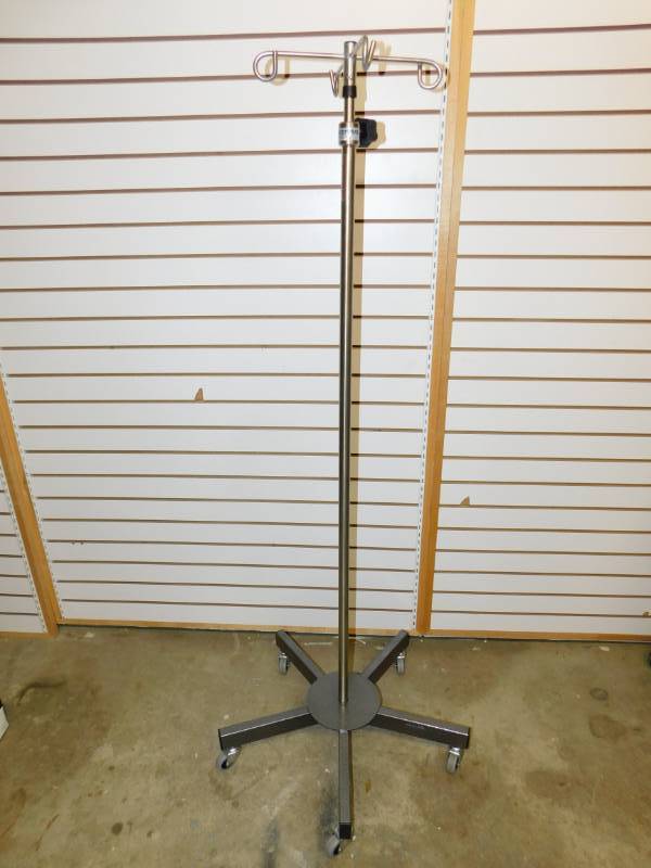 lot 19 image: Economy Removable Top I. V. Pole