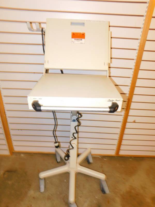 lot 32 image: Levitator 6040 Stinger Medical Mobile Computer Cart with Power Supply