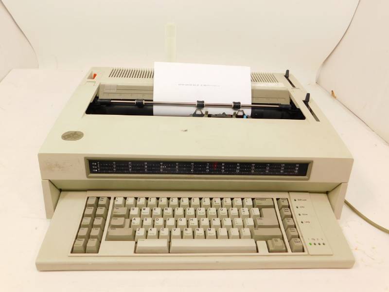 lot 36 image: BM Wheelwriters 6   Series II Electric Typewriter II