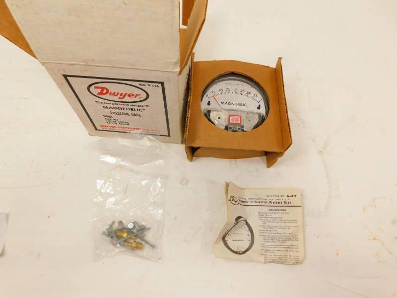 lot 72 image: Dwyer Magnehelic Pressure Gage--Model 2002