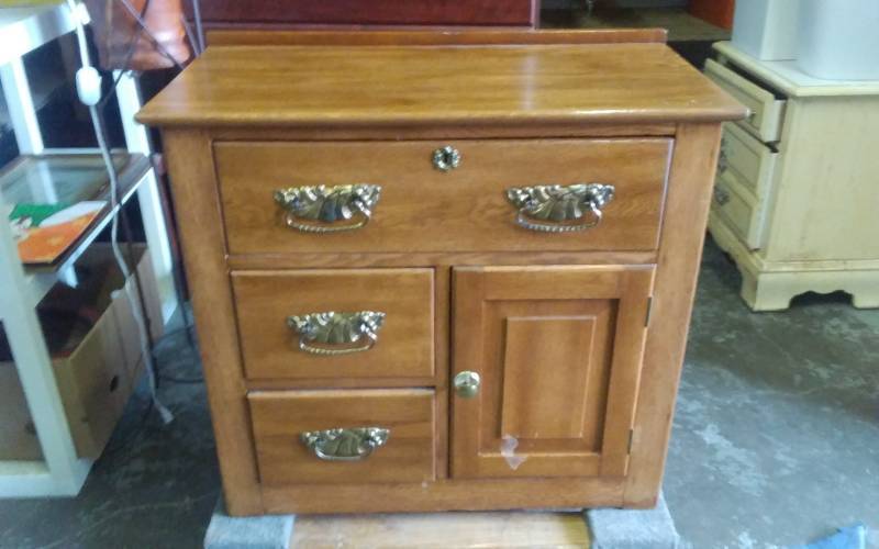 lot 8 image: Vintage Wash Stand Cabinet With 3 Drawers & 1 Door 30x16x28