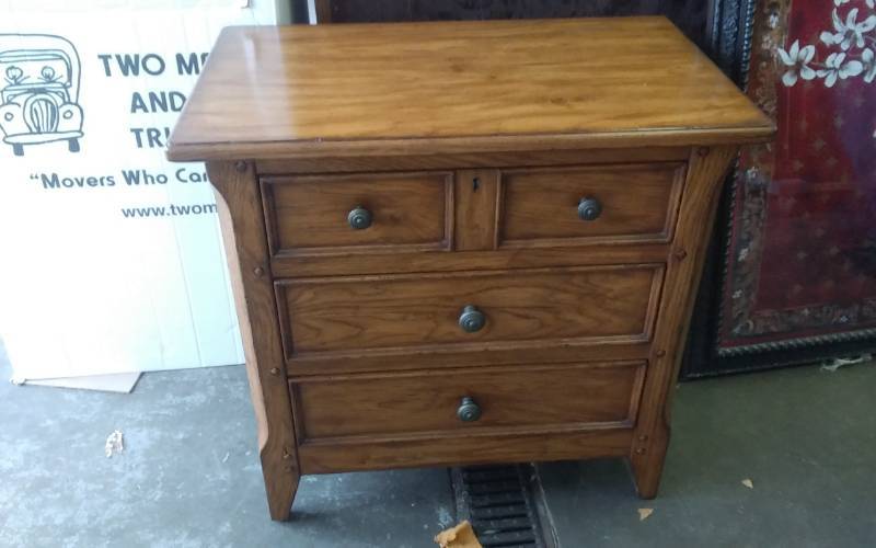 lot 9 image: 3 Drawer Night Stand By Thomasville 30x18x30
