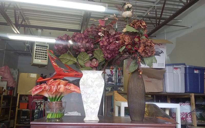 lot 21 image: 3-Assorted Center PiecesArrangements