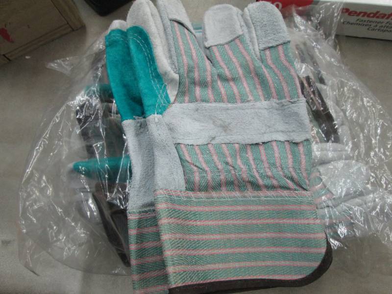 lot 112 image: 8 Pk of Large Work Gloves...