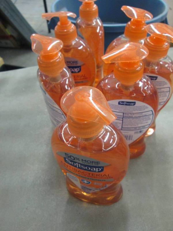 lot 124 image: Lot of 7 Softsoap 11.25 oz Crisp Cl...