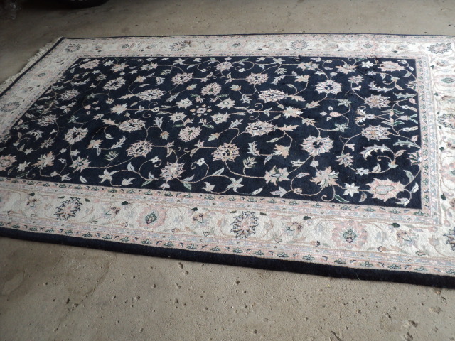 6 x 9 rug - might need cleaning -...