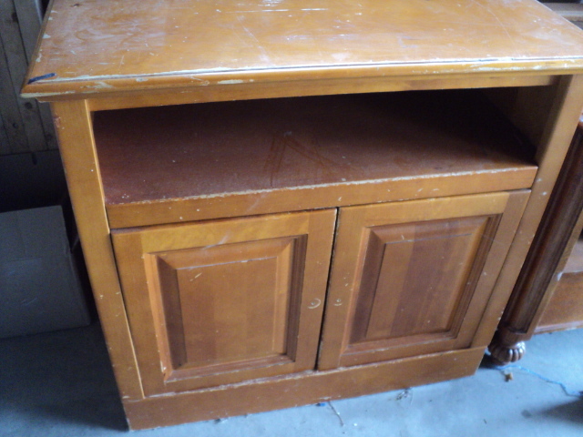 wood TV cabinet - needs knobs...