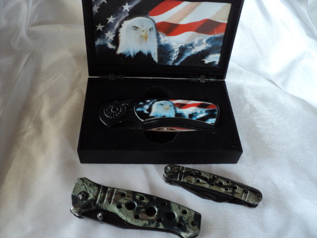 3 pocket knives...