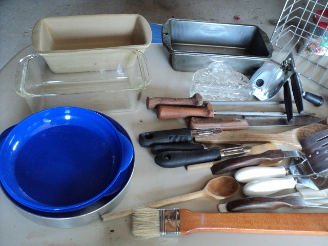 kitchen ware, plastic and wire cont...