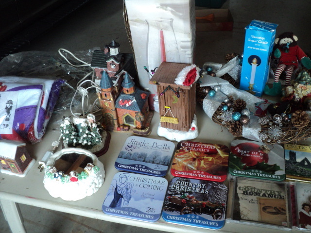lot of Christmas dcor...