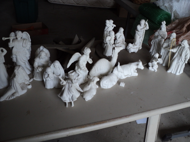 Avon Nativity scene - some damaged ...