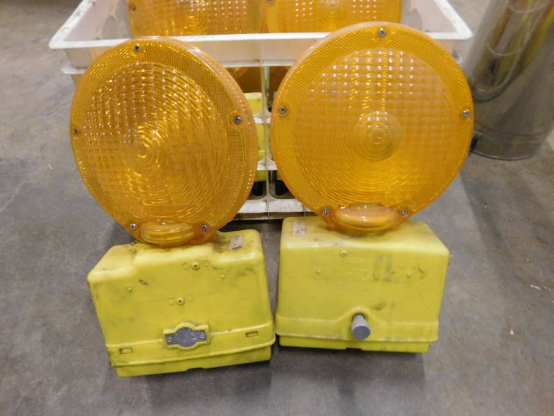lot 60 image: Flex Olite Sundowner Flashing Lights