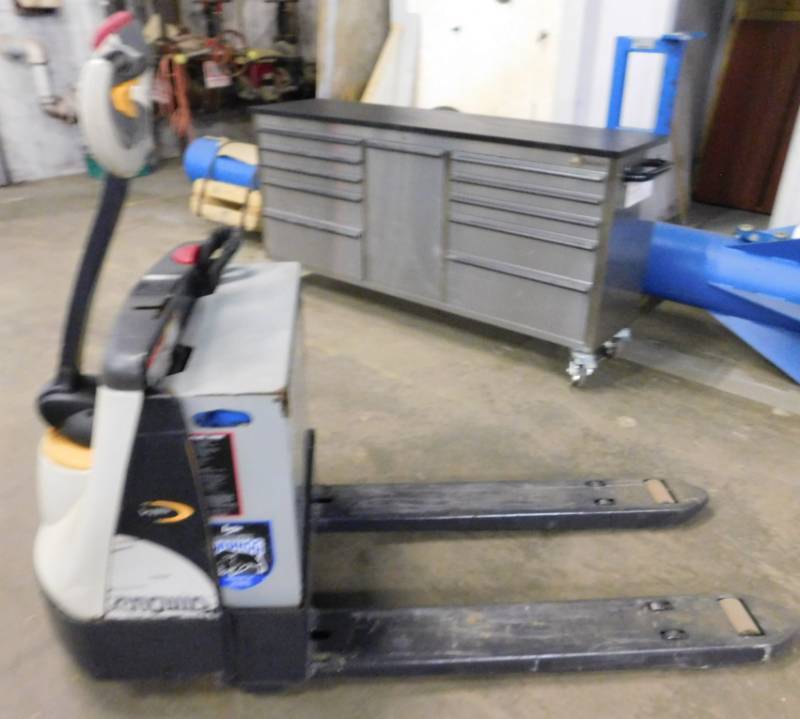 lot 3 image: Electric Crown Pallet Jack
