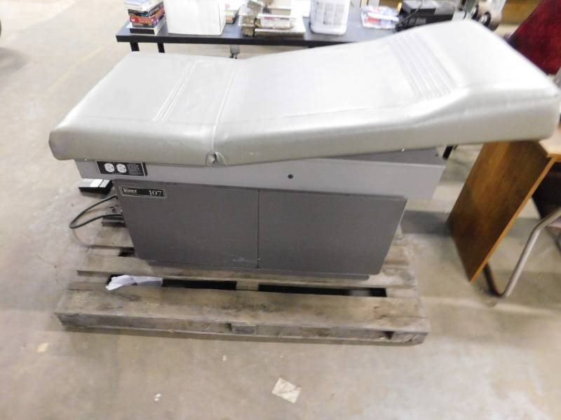 lot 37 image: Ritter 107 Electric Exam Table