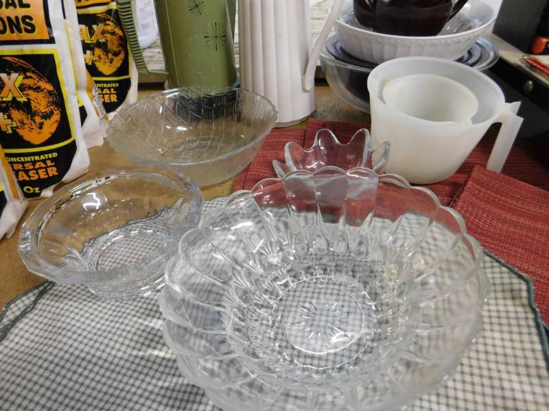 lot 10 image: Dishes & Place Mats