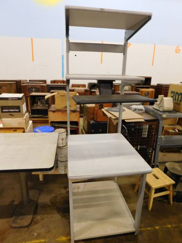 lot 19 image: Standing Work Station
