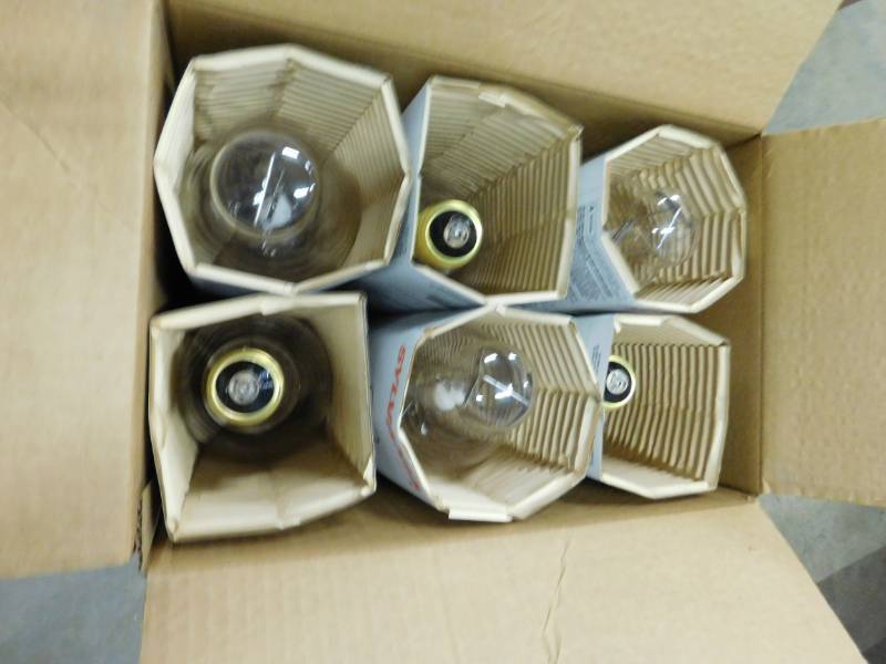 lot 67 image: Sylvania BT37 Bulbs 360W Clear #2