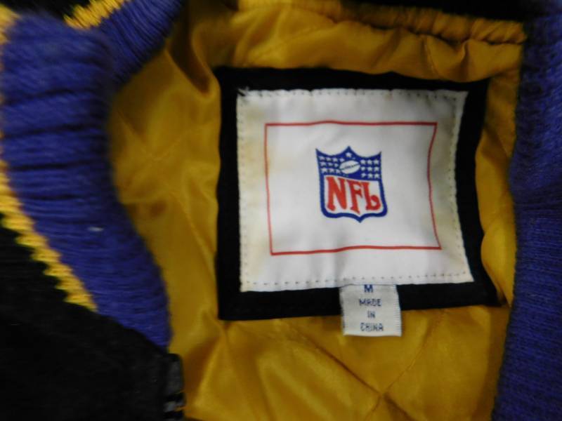 lot 124 image: Vikings NFL Jacket - M