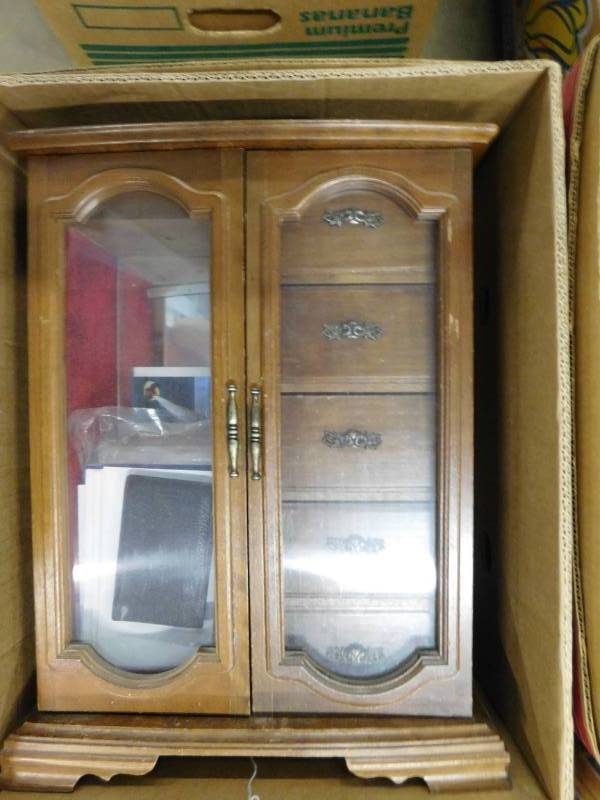 lot 132 image: Jewelry Box