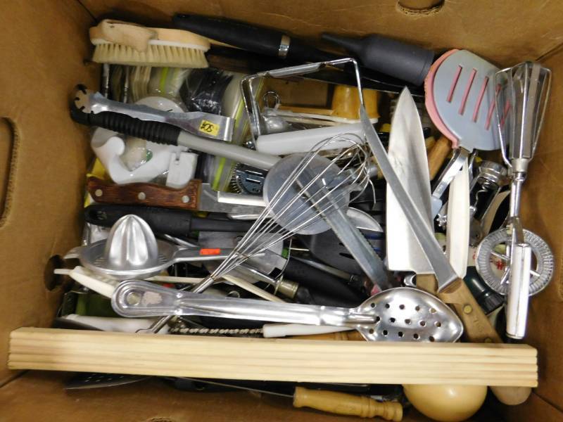 lot 135 image: Large Lot of Kitchen Utensils
