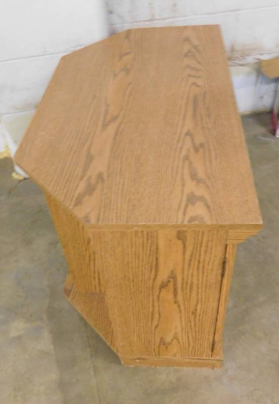 lot 116 image: TV Stand - 35.5(w) x 23(h) x 19.5(d)