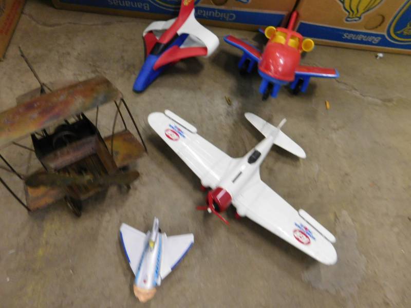 lot 176 image: Collectible Airplanes