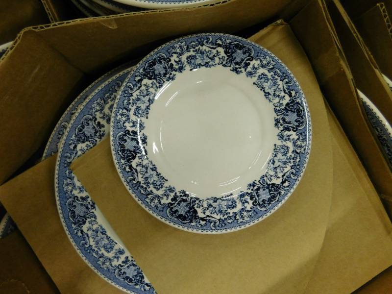 lot 200 image: Set of Dishes