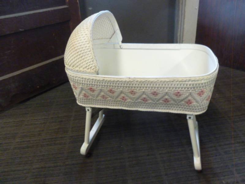 lot 22 image: Vintage Bassinet