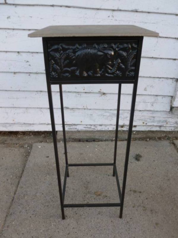 lot 23 image: Plant Stand