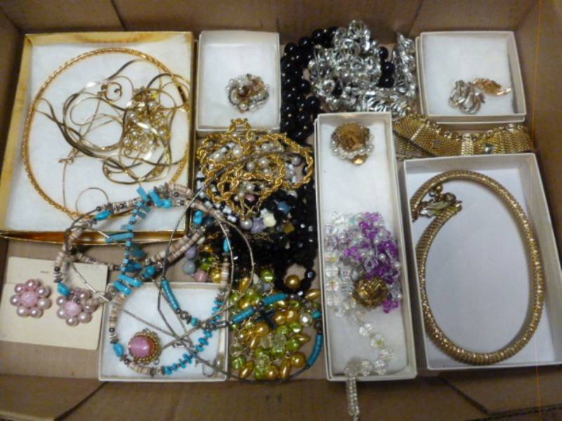 lot 64 image: Jewelry