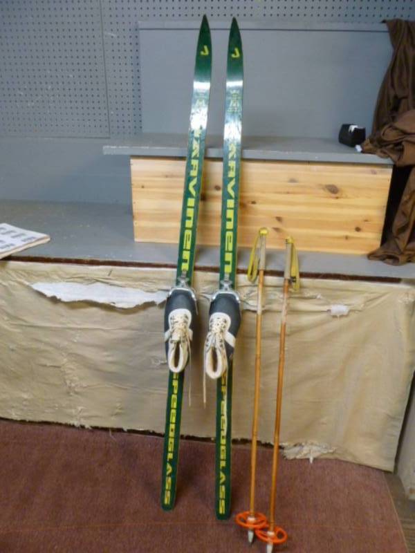 lot 70 image: Vintage Skis