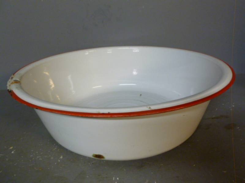 lot 75 image: Vintage Enamelware