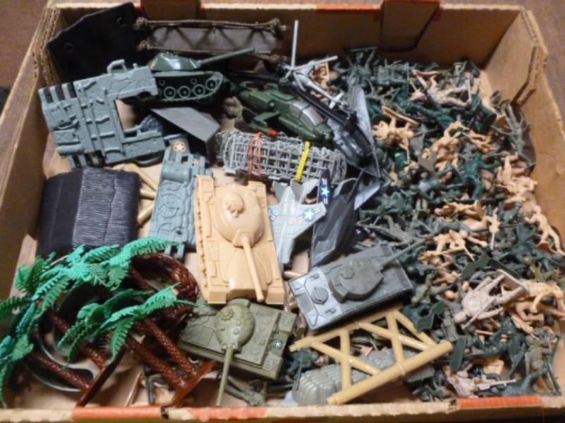 lot 85 image: Army Toys