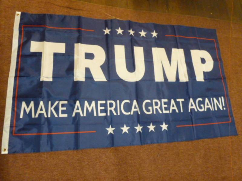 lot 112 image: Trump Flag