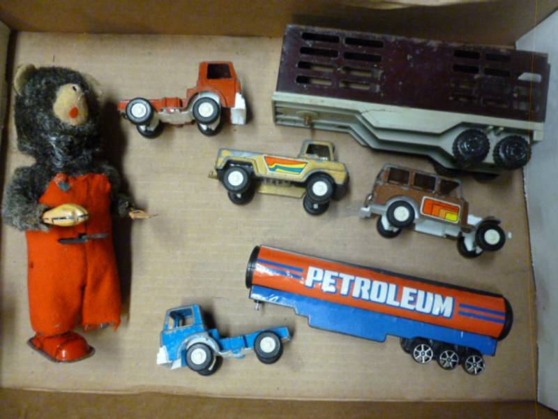 lot 124 image: Vintage Toys