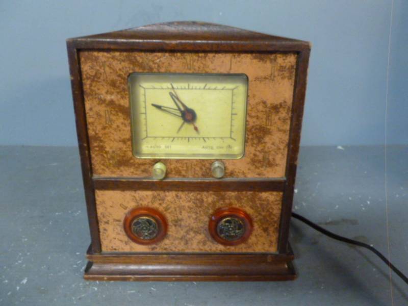 lot 209 image: Vintage Clock