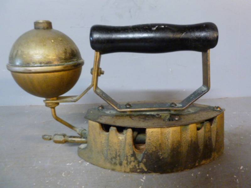 lot 231 image: Antique Gas Iron