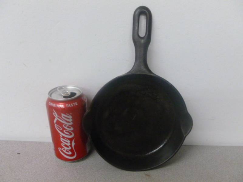 lot 8 image: Vintage Cast Iron Pan