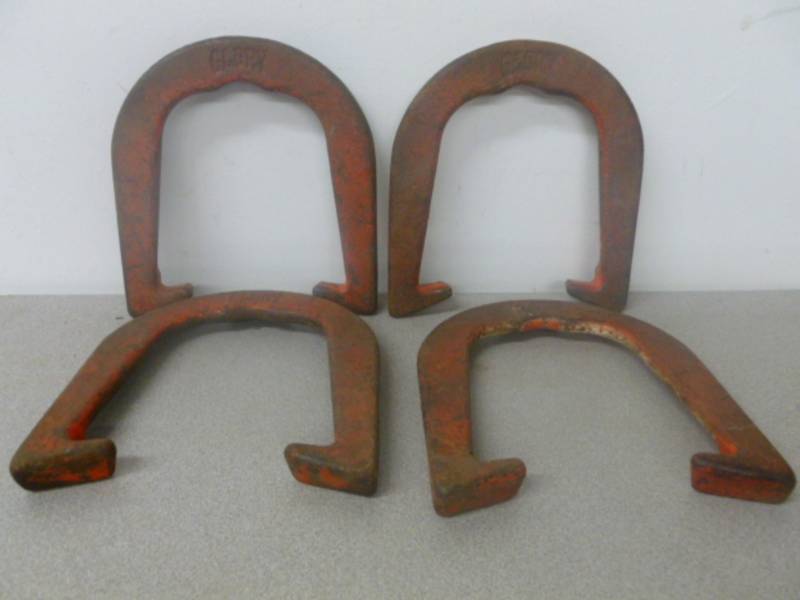 lot 14 image: Vintage Horseshoe Set