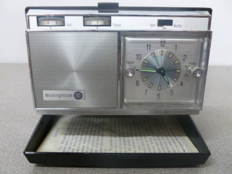 lot 15 image: Vintage Radio