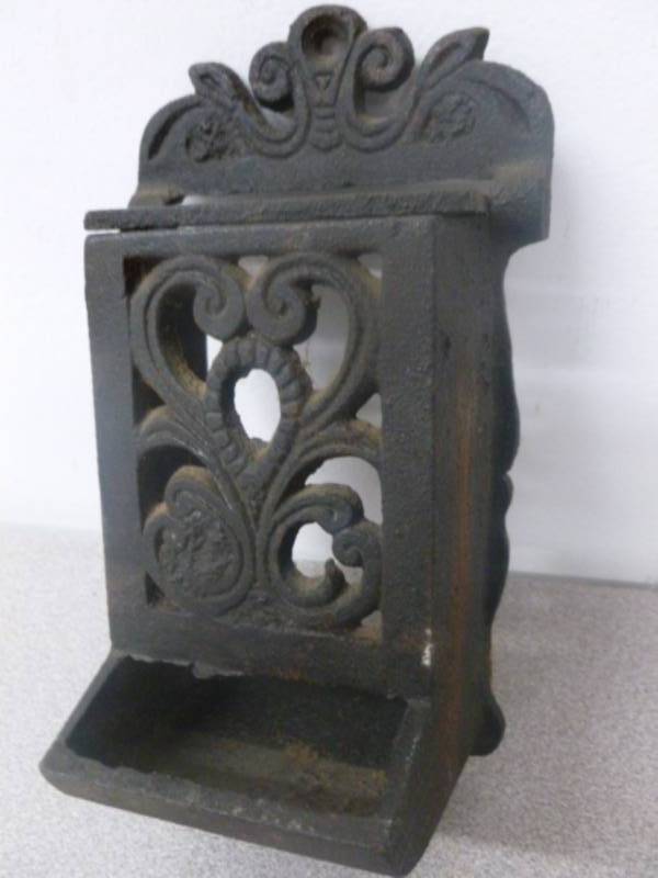 lot 16 image: Cast Iron Match Chimney