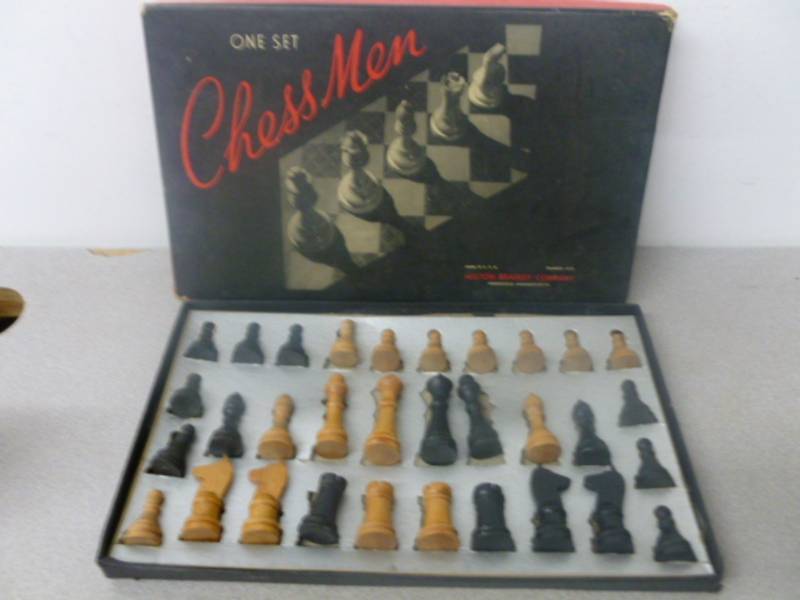 lot 17 image: Vintage Chess Set