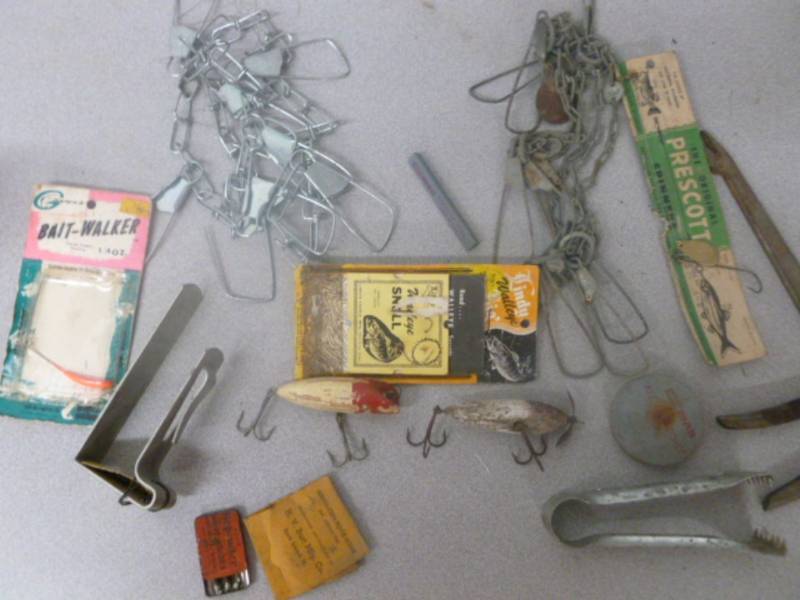 lot 26 image: Vintage Fishing Items
