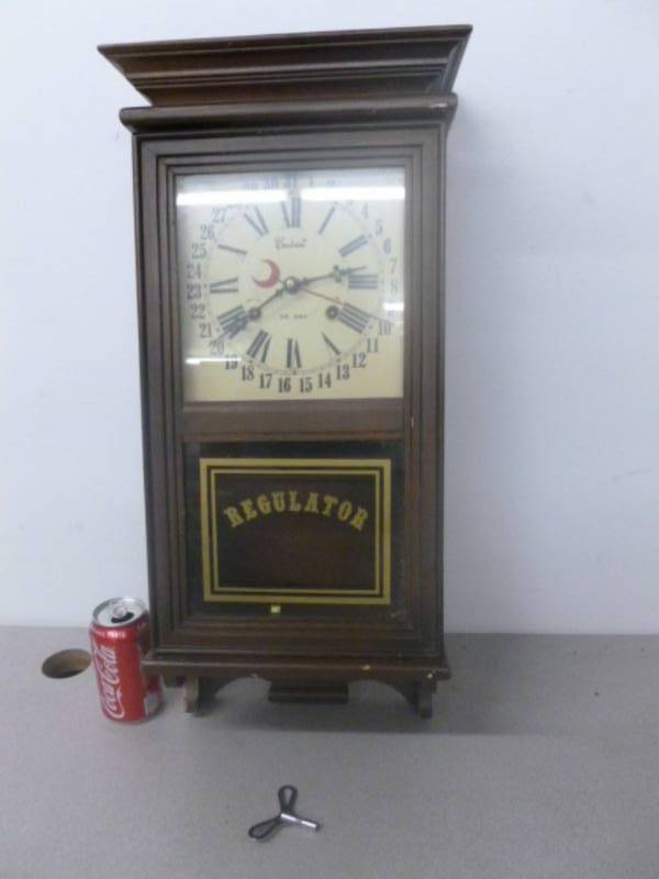 lot 32 image: Vintage Clock